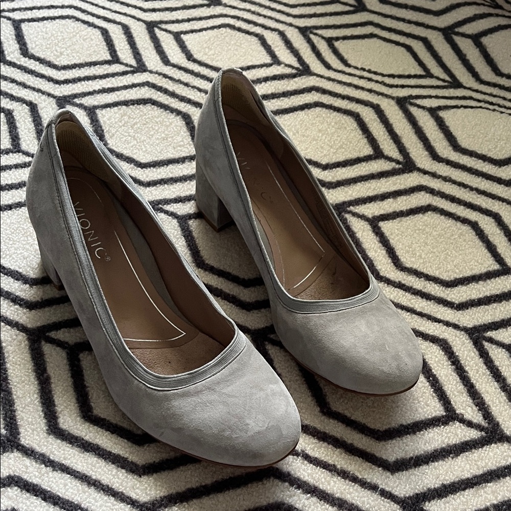 Vionic Women's Classic Gray Pumps